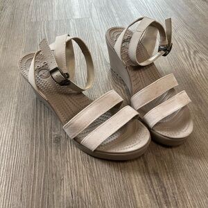 Crocs Women’s Leigh II Size 9 Cross Ankle Strap Wedge Sandals Beige Canvas
